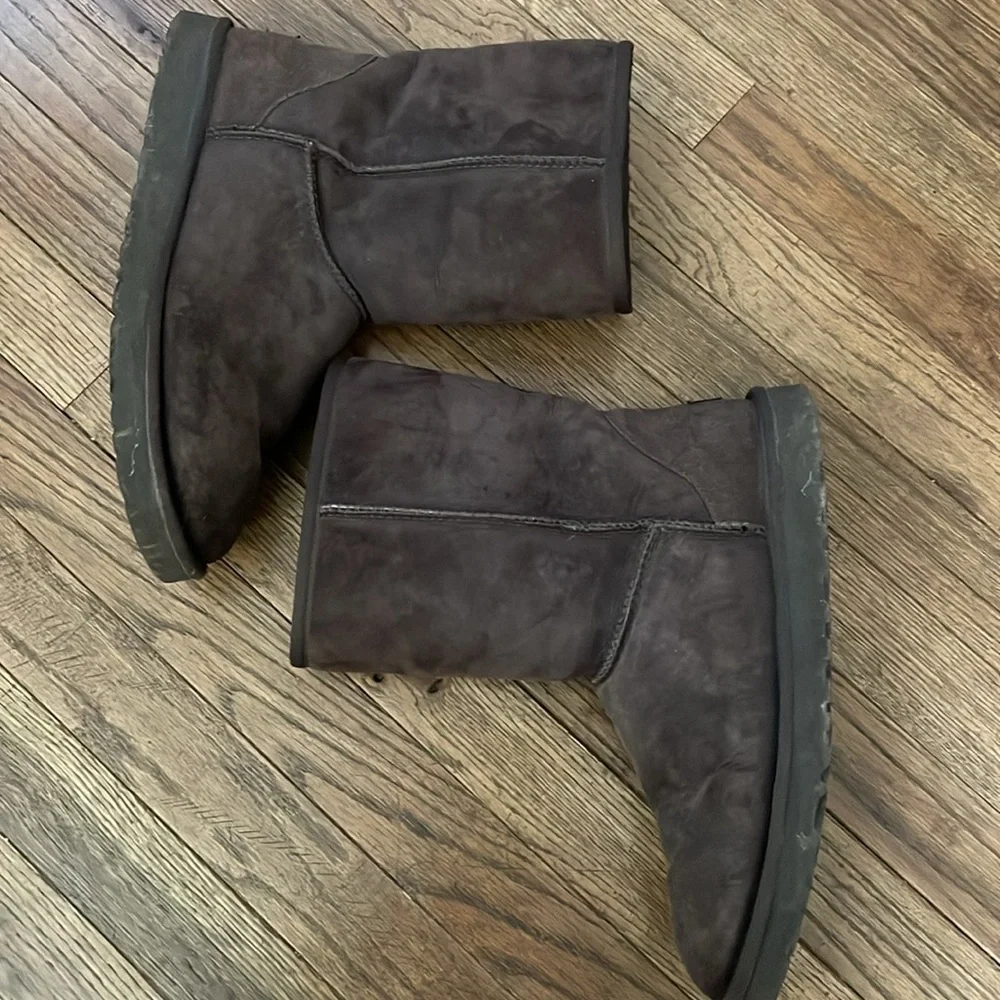Ugg classic short boot in brown size 11 women
